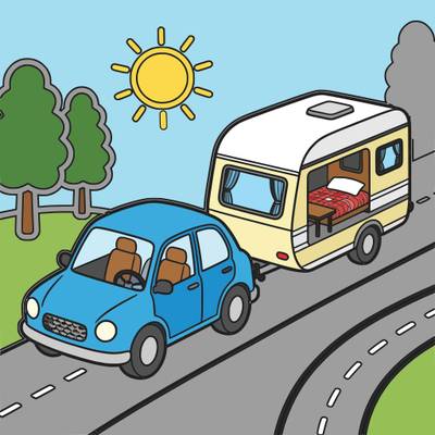 Ausgemalte Version: Familienauto mit Wohnwagen auf der Straße
